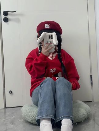 猫咪对镜穿小袜找不到合适位置